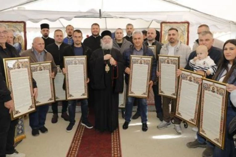 NIČE NOVA SVETINJA U BATAJNICI: Vladika Vasilije osveštao temelje budućeg hrama