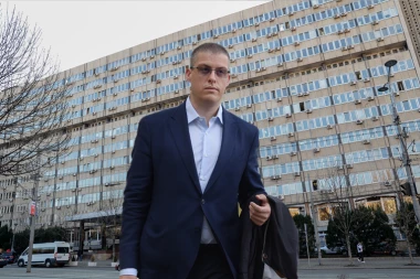 Ninić otkrio šemu reketa u Ministarstvu pravde: Službenici vraćali deo honorara na račun sina funkcionerke!