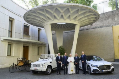 OTVORENA IZLOŽBA PAPAMOBILA: Neverovatne priče o automobilima kojima se voze pape, od svilene fotelje do zaštitne providne kupole
