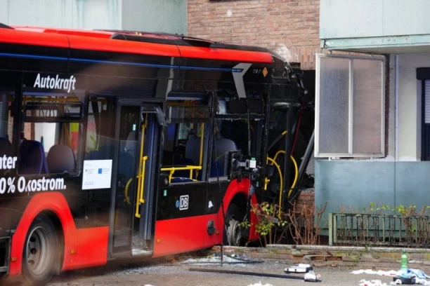 JEZIVA NESREĆA U NEMAČKOJ! Autobus sa 20 dece se ZAKUCAO u kuću, PRELETEO kružni tok, vozač ostao ZAROBLJEN! (FOTO)