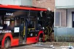 JEZIVA NESREĆA U NEMAČKOJ! Autobus sa 20 dece se ZAKUCAO u kuću, PRELETEO kružni tok, vozač ostao ZAROBLJEN! (FOTO)