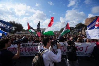 MASOVNI PROTESTI U ITALIJI! Hiljade studenata i radnika na ulicama, traže veće plate i kraj ulaganja u vojsku! (FOTO, VIDEO)