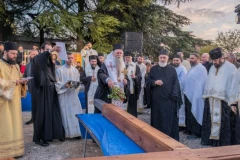 PODIŽE SE NOVI HRAM POSVEĆEN SVETOM VASILIJU OSTROŠKOM: Mitropolit Joanikije osveštao Časni krst buduće svetinje