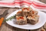 DOMAĆE PIHTIJE po starinskom receptu: Tajna je u jednom koraku, a stegnu se bez trunke želatina!
