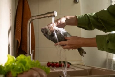 Najveća greška u kuhinji: 4 namirnice koje NIKADA ne smete da perete pre pripreme (a svi to radimo)!