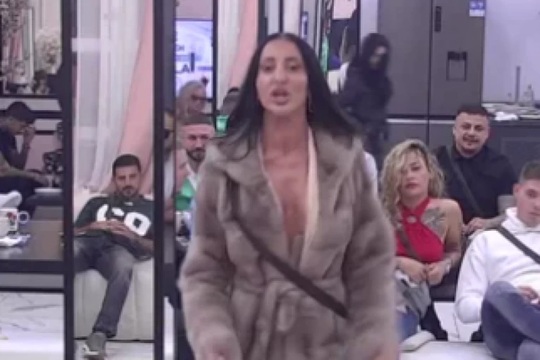 SKANDALČINA! Slađa Poršelina DEMOLIRALA fudbaleru kola, pa imala DIVLJAČKU AKCIJU sa njim, htela da mu rodi dete! (FOTO)