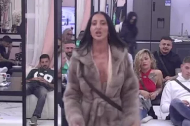 SKANDALČINA! Slađa Poršelina DEMOLIRALA fudbaleru kola, pa imala DIVLJAČKU AKCIJU sa njim, htela da mu rodi dete! (FOTO)