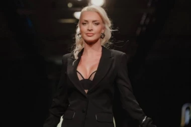 Marina Tošić se pojavila na reviji poznate dizajnerke! Naša pevačica zapevala na engleskom, dobila ovacije iz publike!