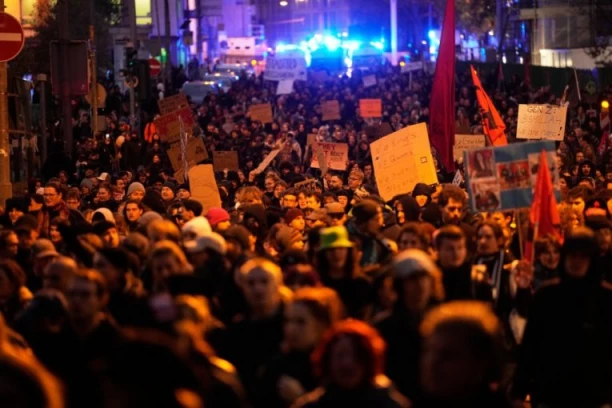 DIGLI SE I NEMCI! Generacija Z na desetine hiljada ljudi izvela na ulice - protesti u 34 grada, palilo se, a ima i uhapšenih! (FOTO, VIDEO)