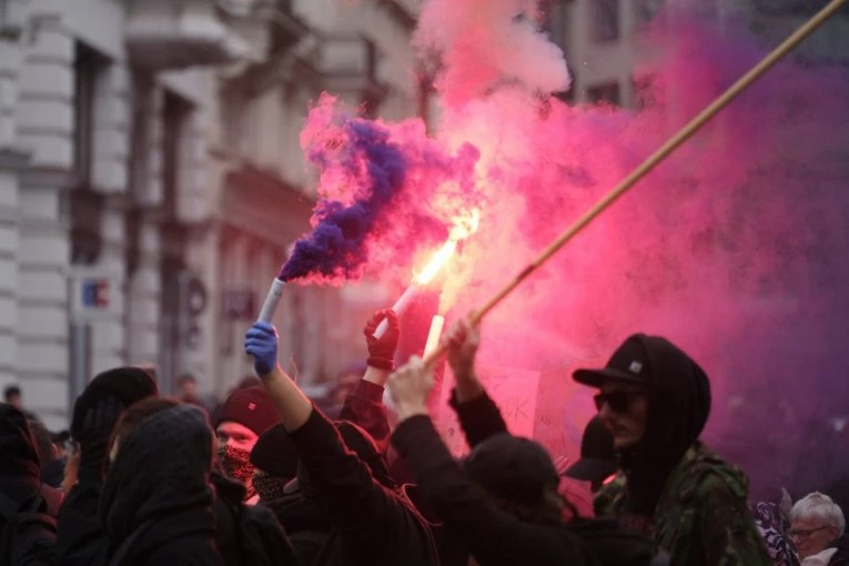 ALARMANTNO! Demonstranti opljačkali prodavnicu oružja u Nemačkoj (VIDEO)