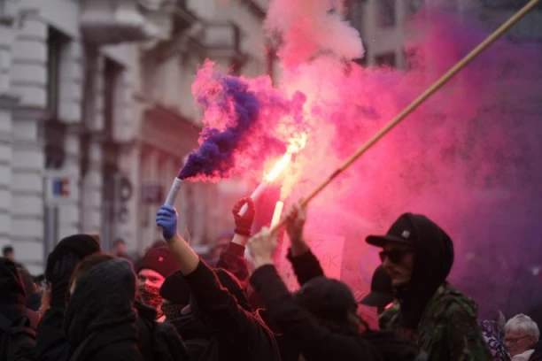 ALARMANTNO! Demonstranti opljačkali prodavnicu oružja u Nemačkoj (VIDEO)